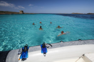 Bagno dal gommone nelle piscine dell isola piana con mare cristallino